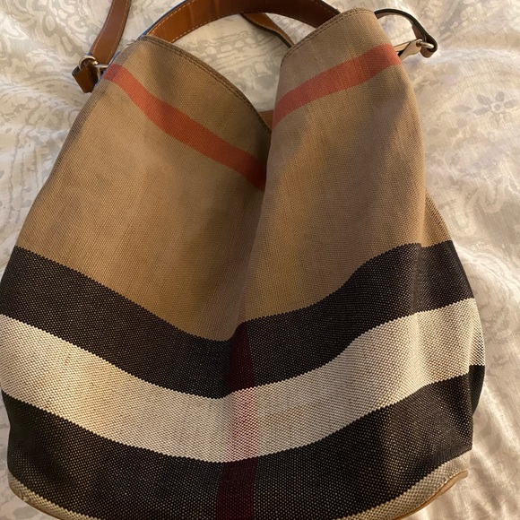 Burberry bucket loved and used - Picture 7 of 8